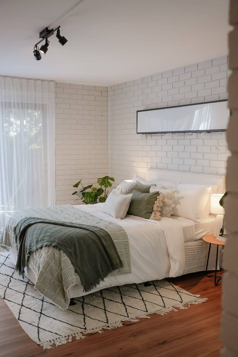 Studio East - bed
